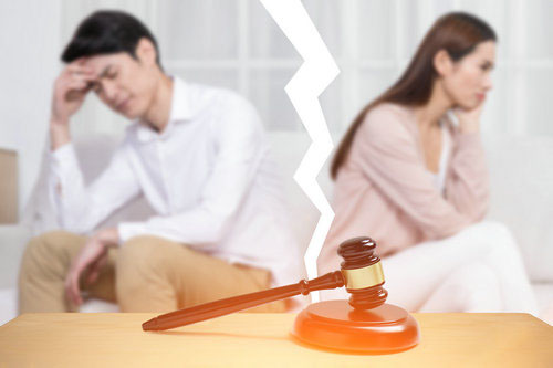 夫妻离婚了,保险该怎么分