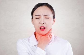 喉咙不适由什么造成？我们应该怎样预防？