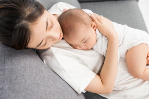 不同的睡眠姿势对宝宝的生长有不同的帮助！