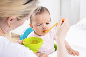 怎样训练宝宝自主吃饭能力？