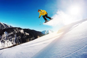 滑雪时滑倒该如何应对呢？