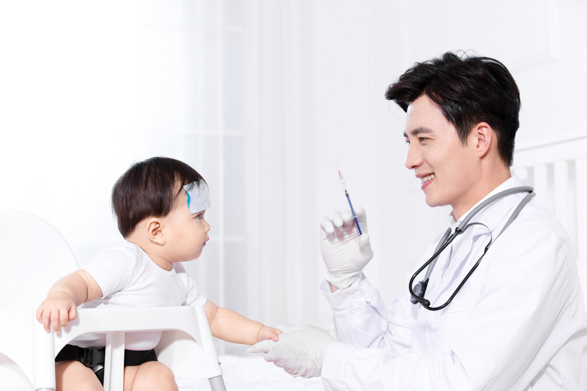 宝宝打完疫苗后发烧了，怎么办？