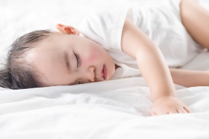 床垫太软风险大，怎么给宝宝选择合适的床？